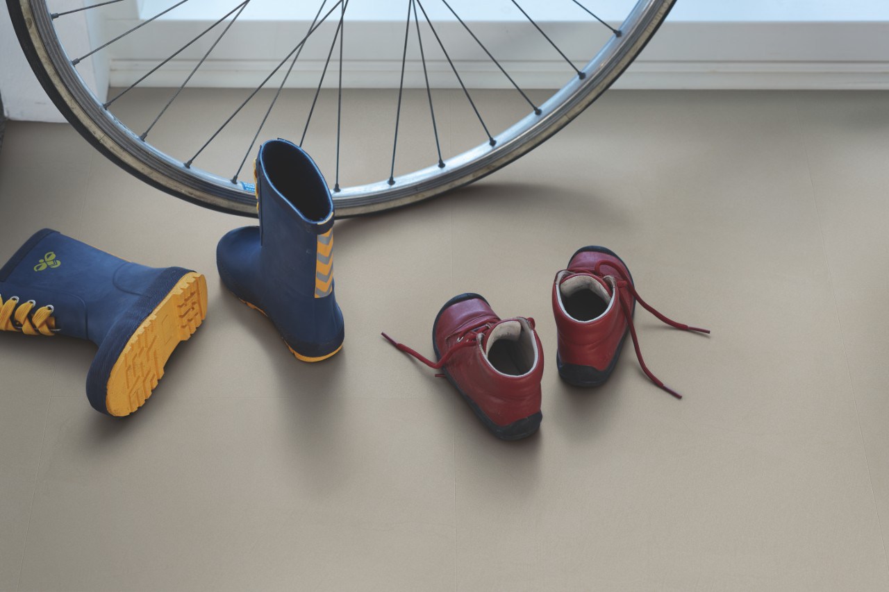 Кварцвиниловая плитка Pergo замковая Optimum Click Tile Бетон Теплый бежевый V3120-40144 1300×320×4,5 фото в интерьере